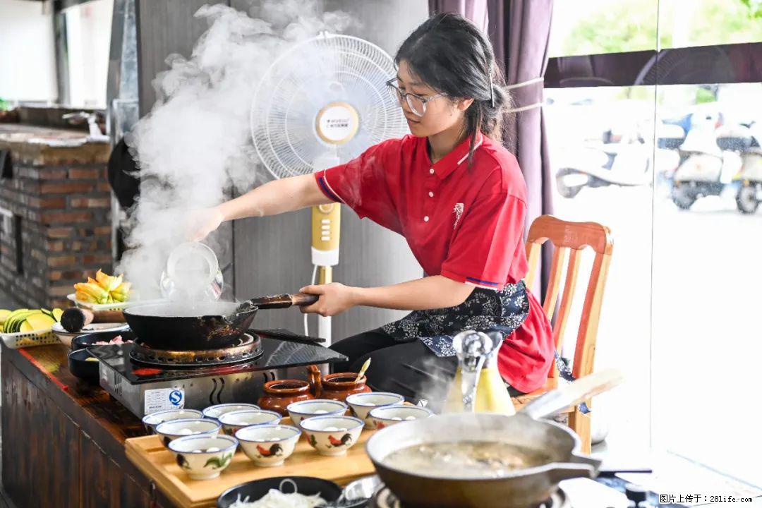 全网追的“扁担女孩”，找了一份暑假工，时薪12元 - 六盘水生活资讯 - 六盘水28生活网 lps.28life.net